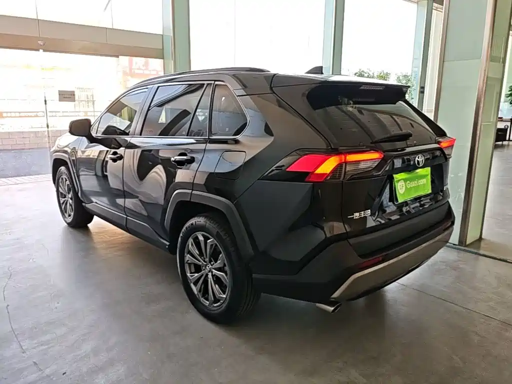 Toyota RAV4 — фото 5