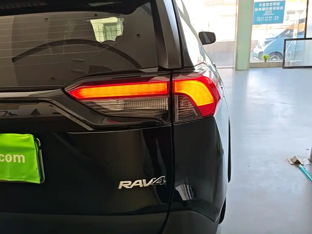 Toyota RAV4 — фото 8