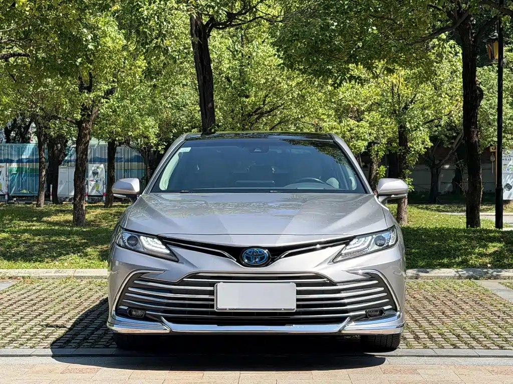 Toyota Camry — фото 2