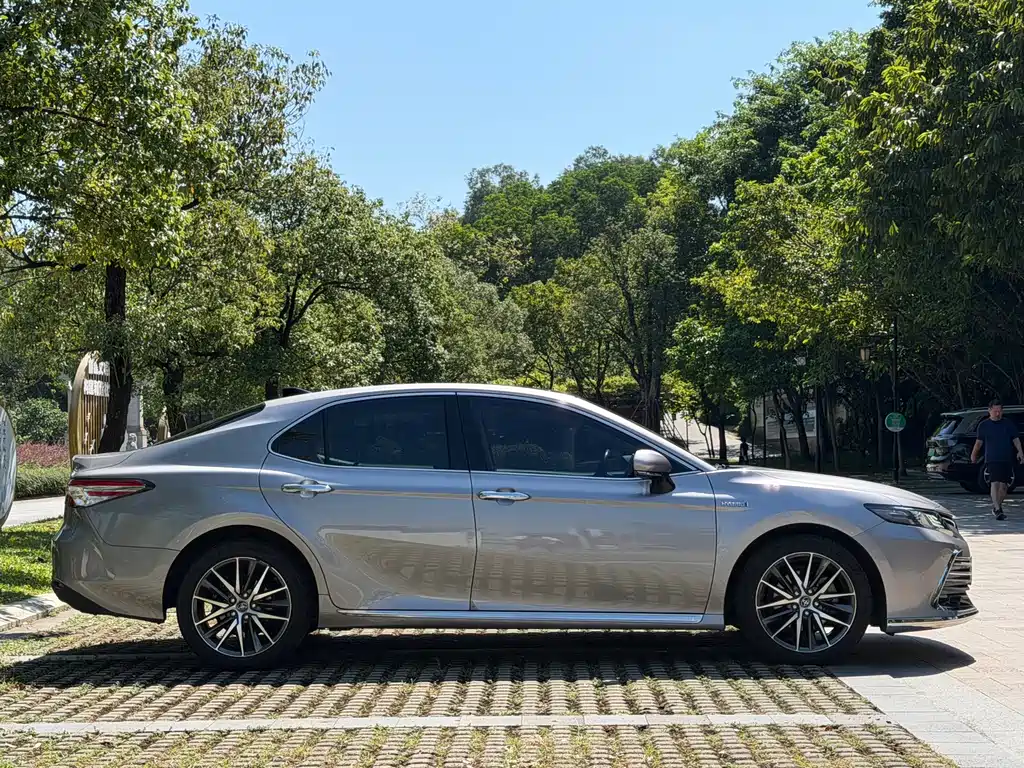 Toyota Camry — фото 5