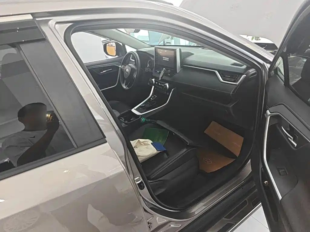 Toyota RAV4 — фото 9