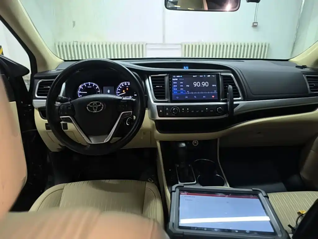 Toyota Highlander — фото 10