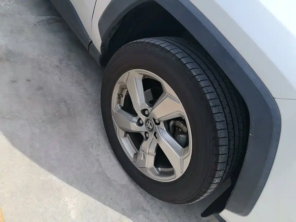 Toyota RAV4 — фото 9