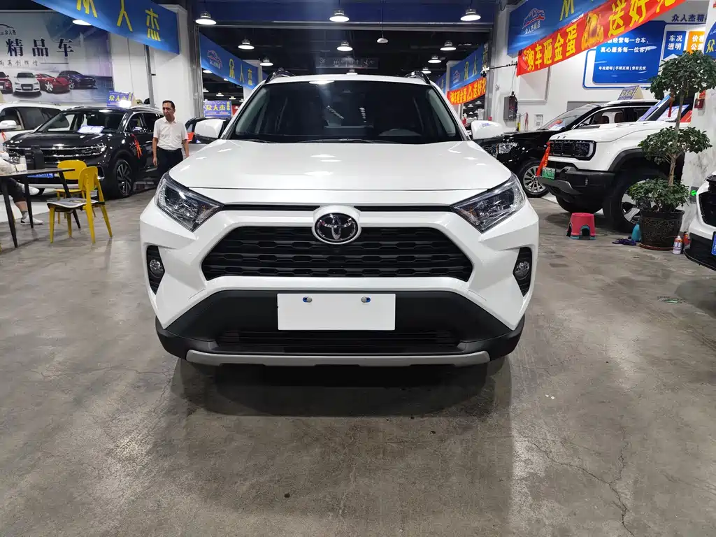 Toyota RAV4 — фото 2