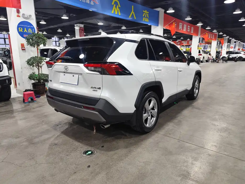 Toyota RAV4 — фото 4
