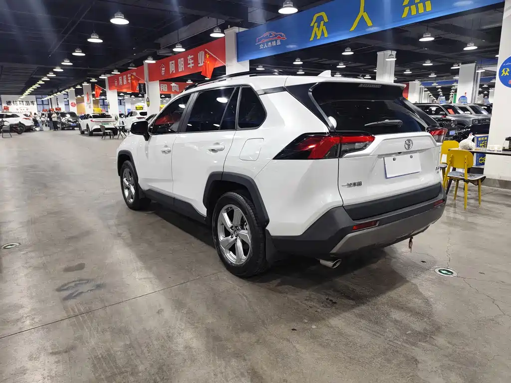 Toyota RAV4 — фото 6