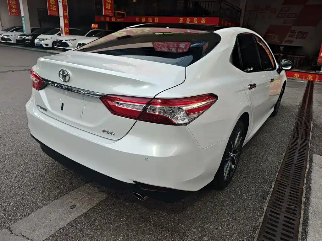 Toyota Camry — фото 6