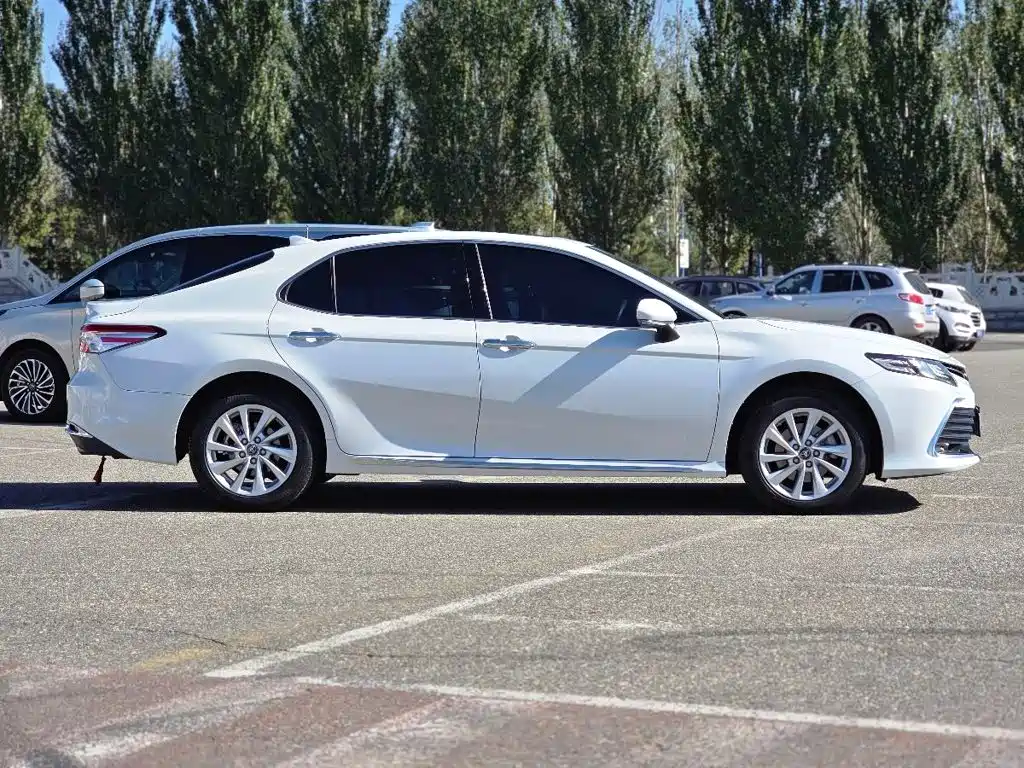 Toyota Camry — фото 10