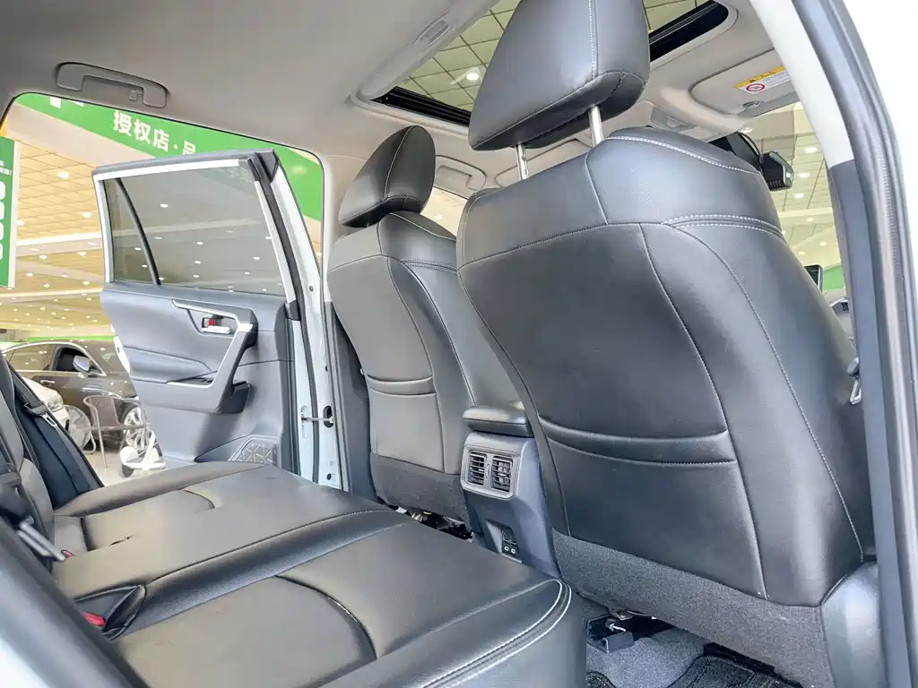 Toyota RAV4 — фото 11