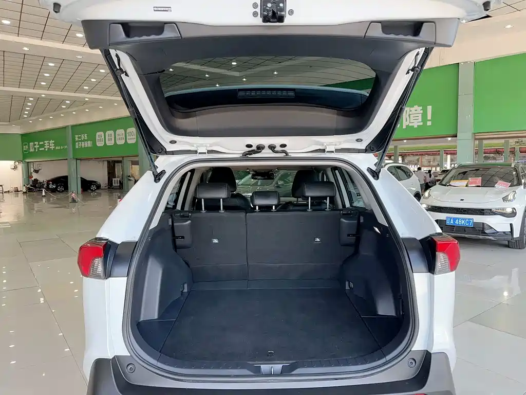 Toyota RAV4 — фото 6