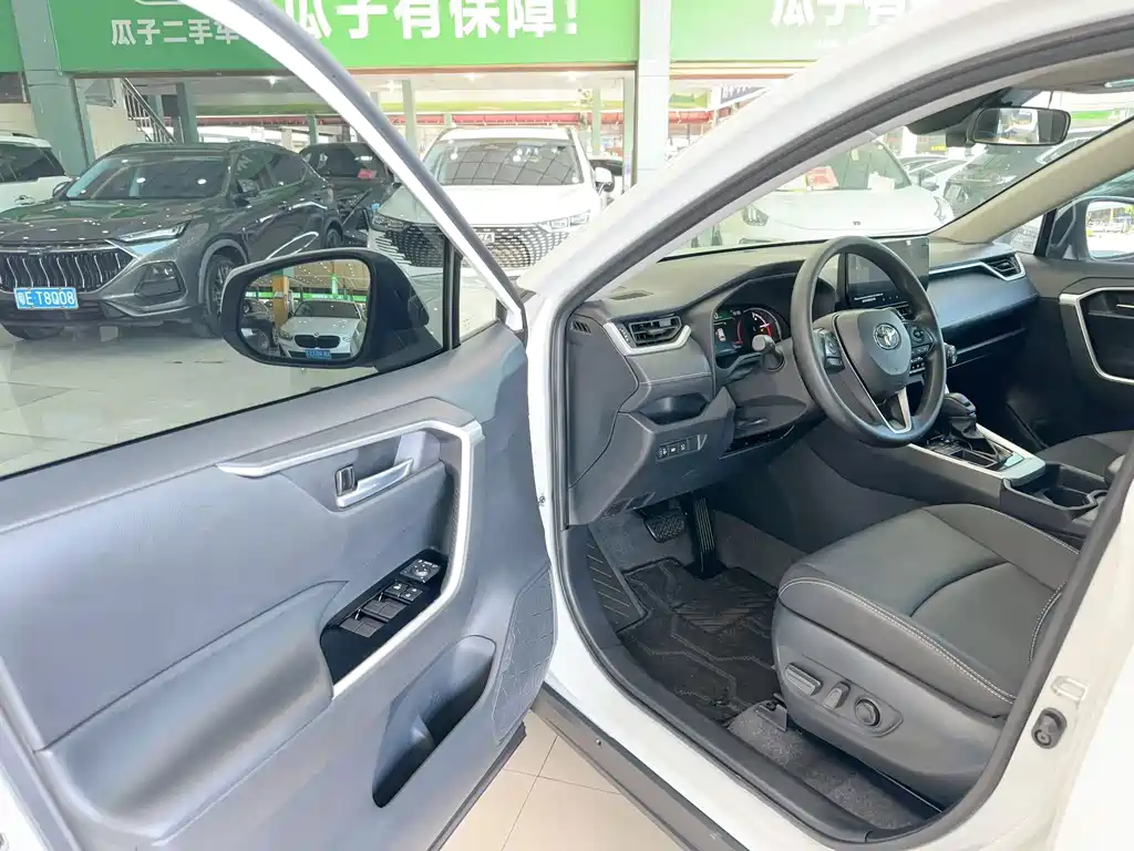 Toyota RAV4 — фото 8