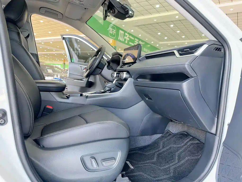 Toyota RAV4 — фото 10