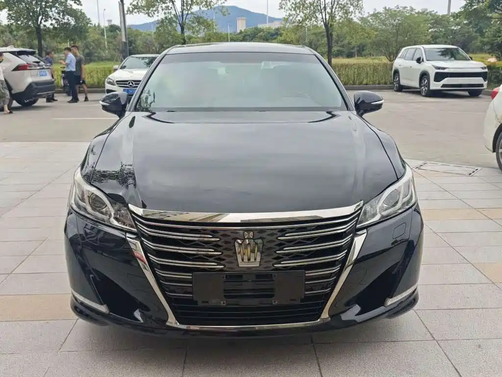 Toyota Crown — фото 2