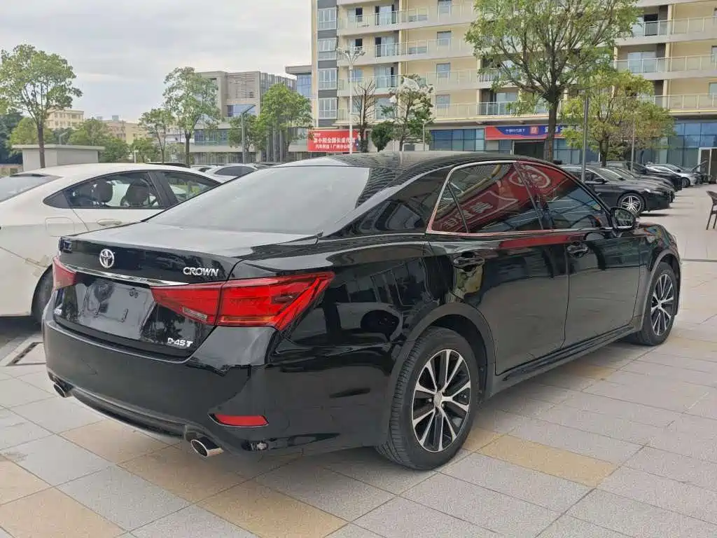 Toyota Crown — фото 9