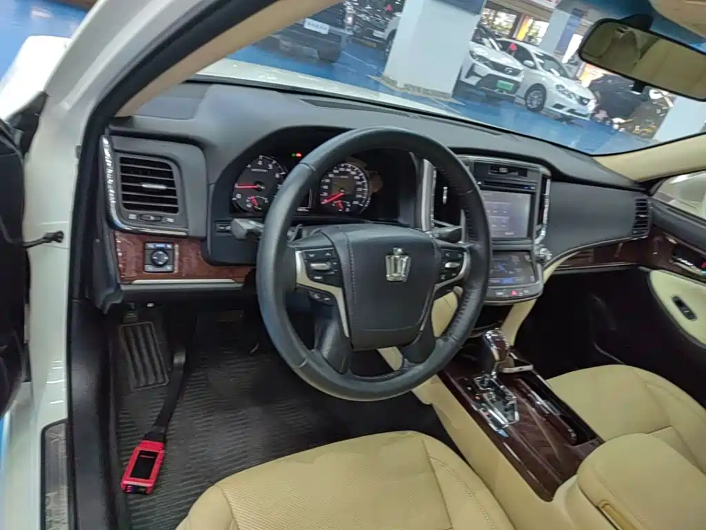 Toyota Crown — фото 10