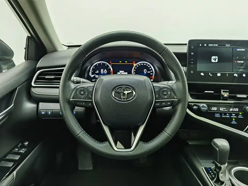 Toyota Camry — фото 11