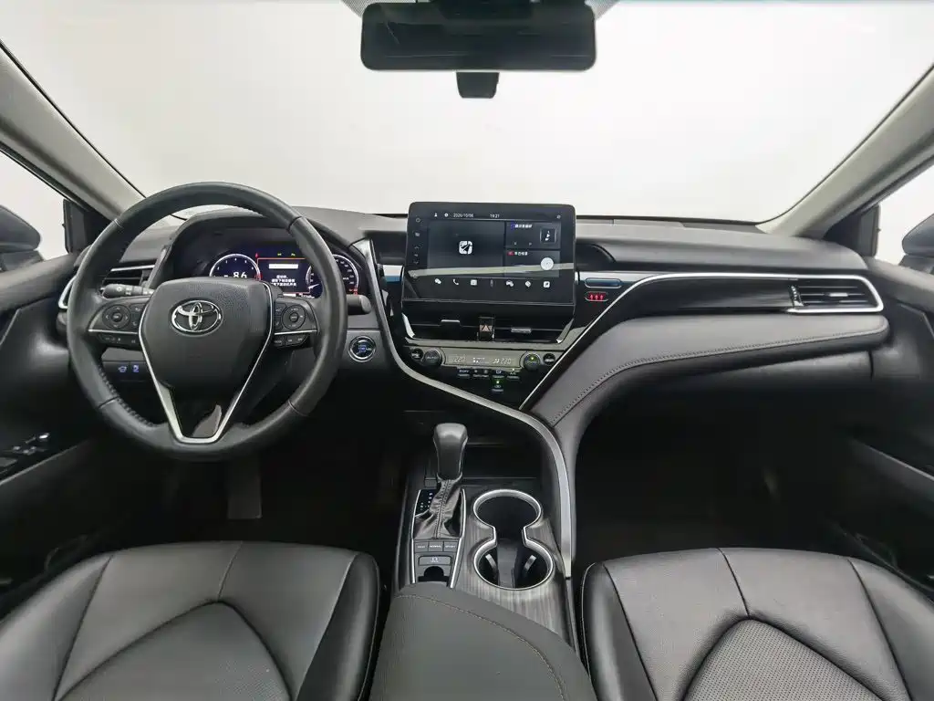 Toyota Camry — фото 5