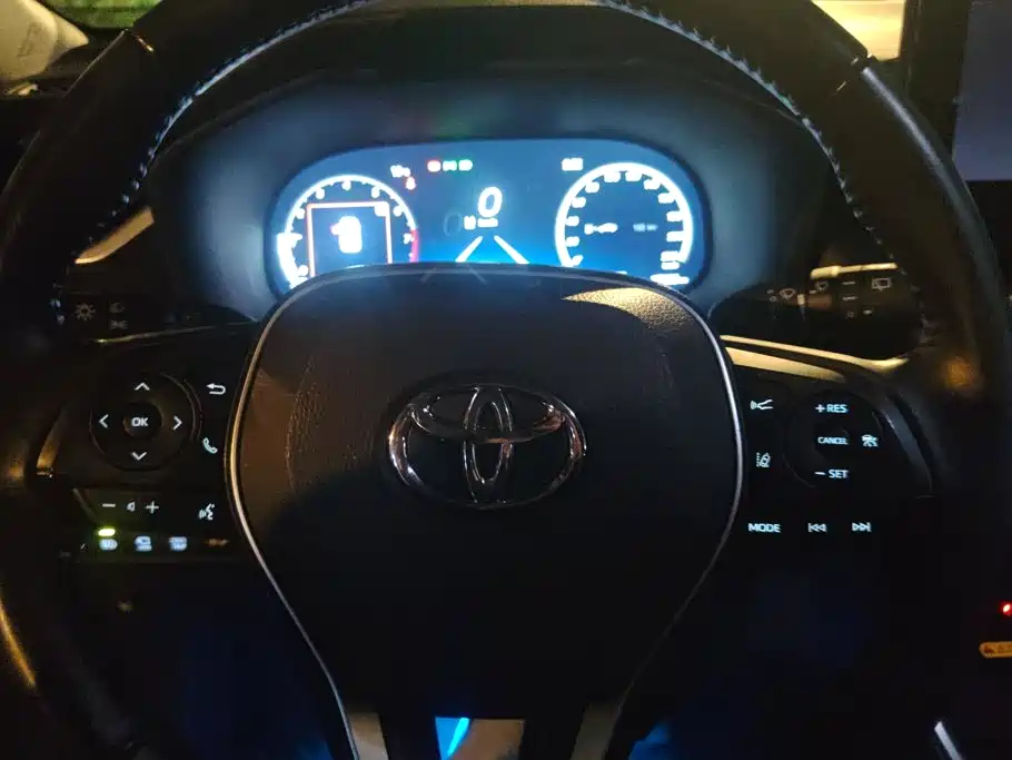 Toyota RAV4 — фото 11