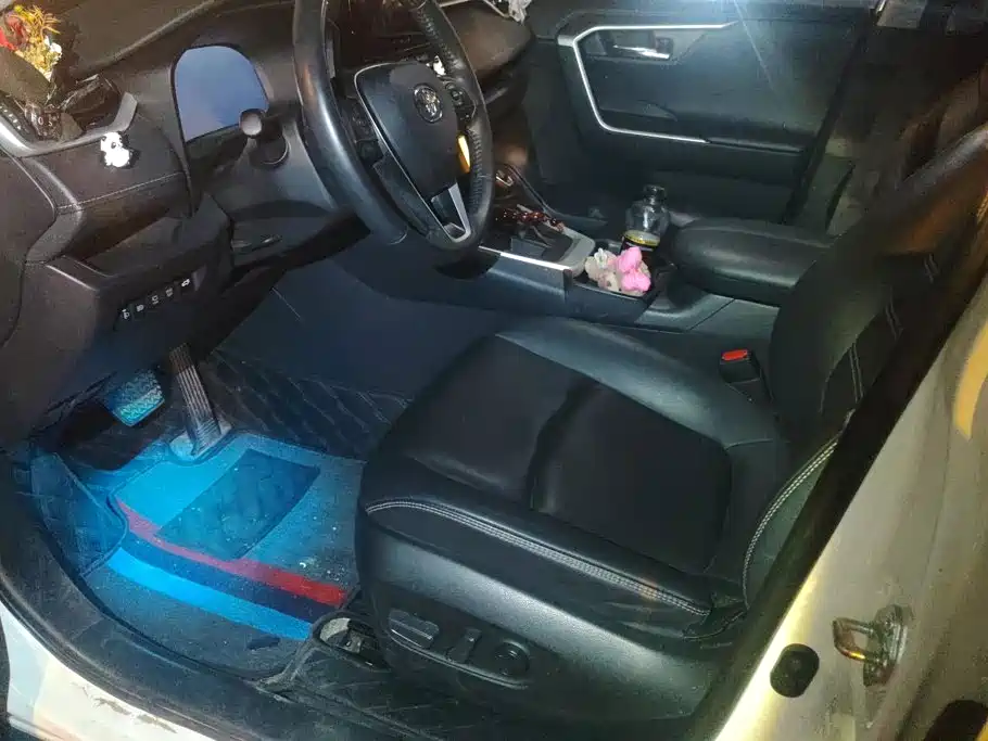 Toyota RAV4 — фото 7