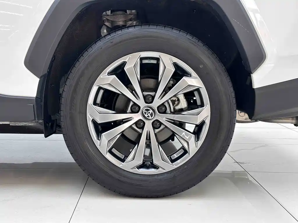 Toyota RAV4 — фото 7