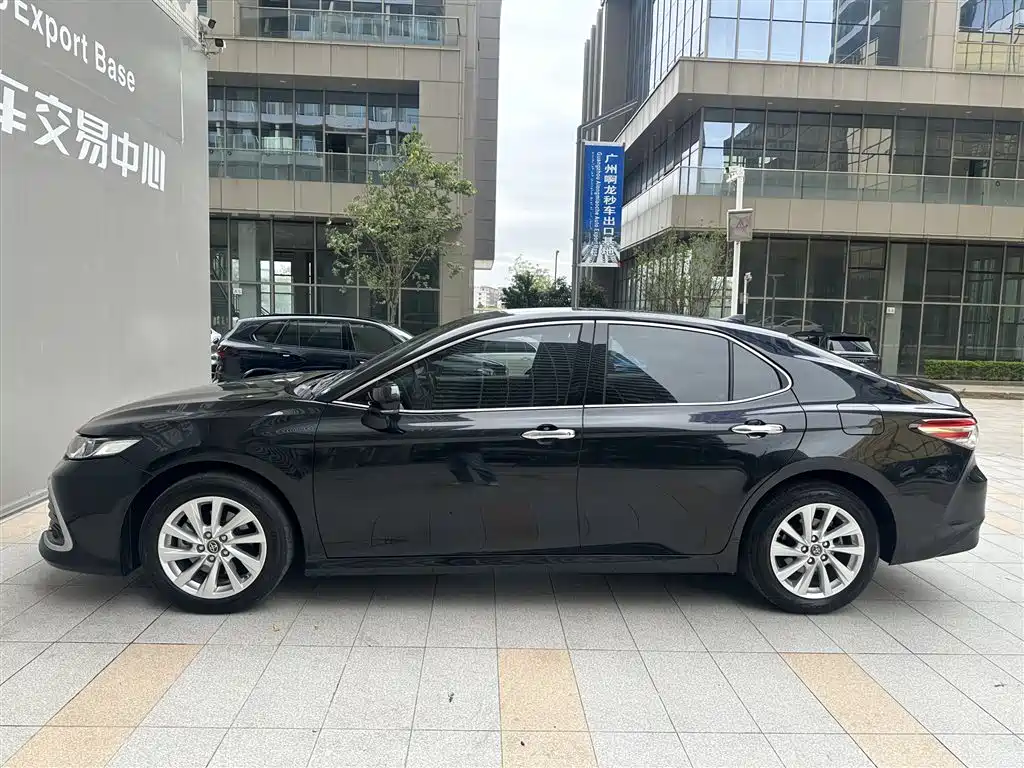 Toyota Camry — фото 3