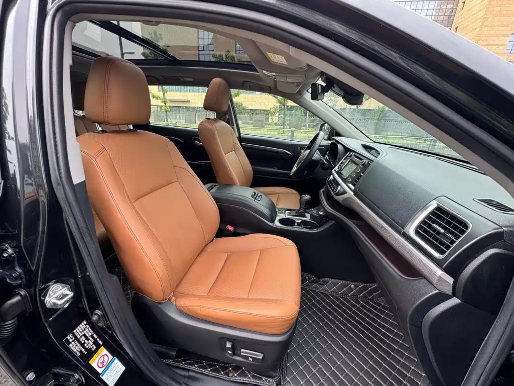 Toyota Highlander — фото 10