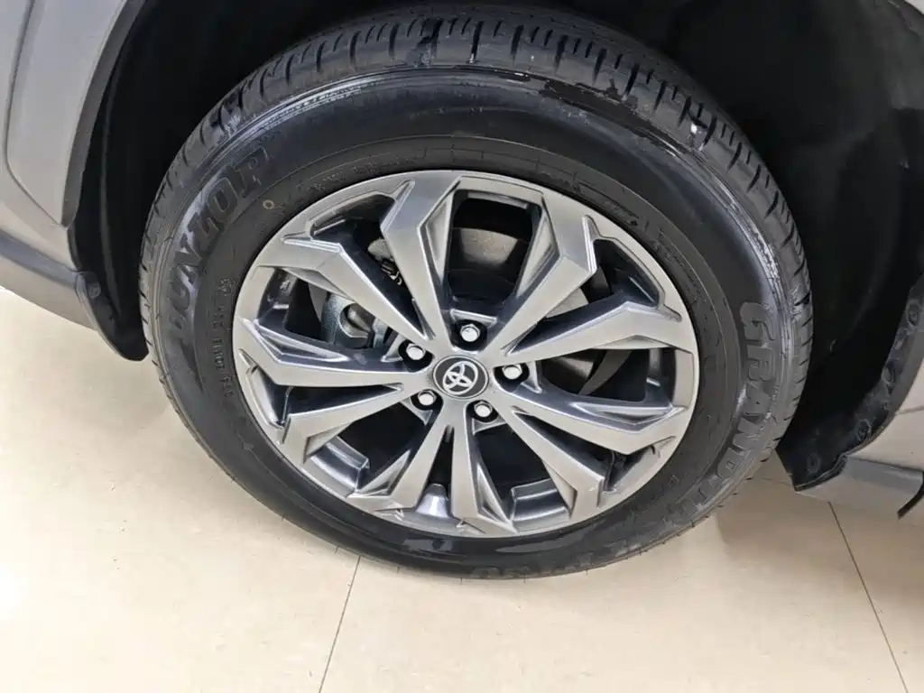 Toyota RAV4 — фото 23