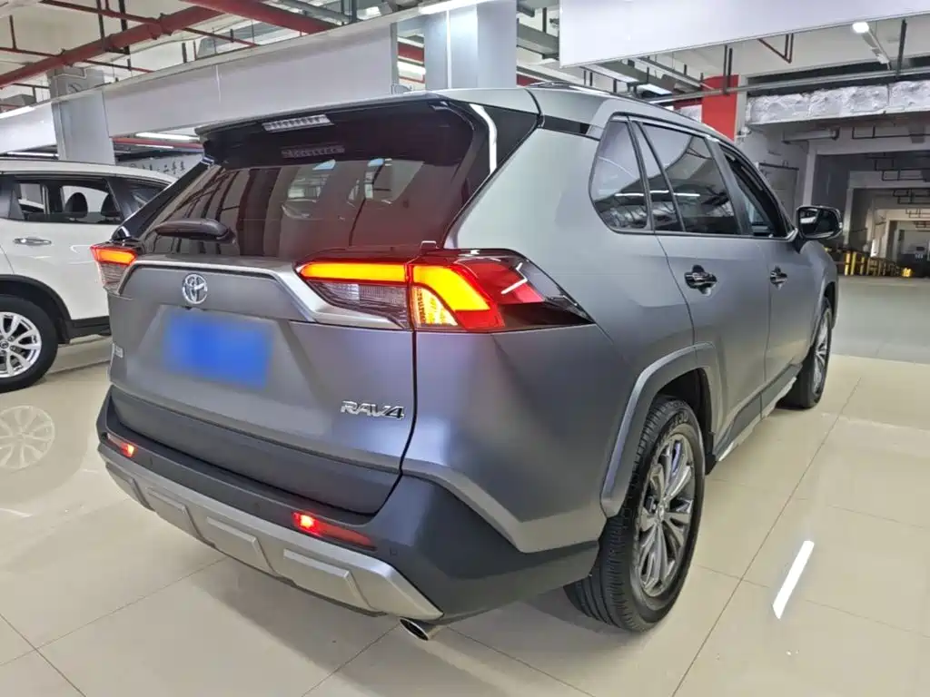 Toyota RAV4 — фото 7