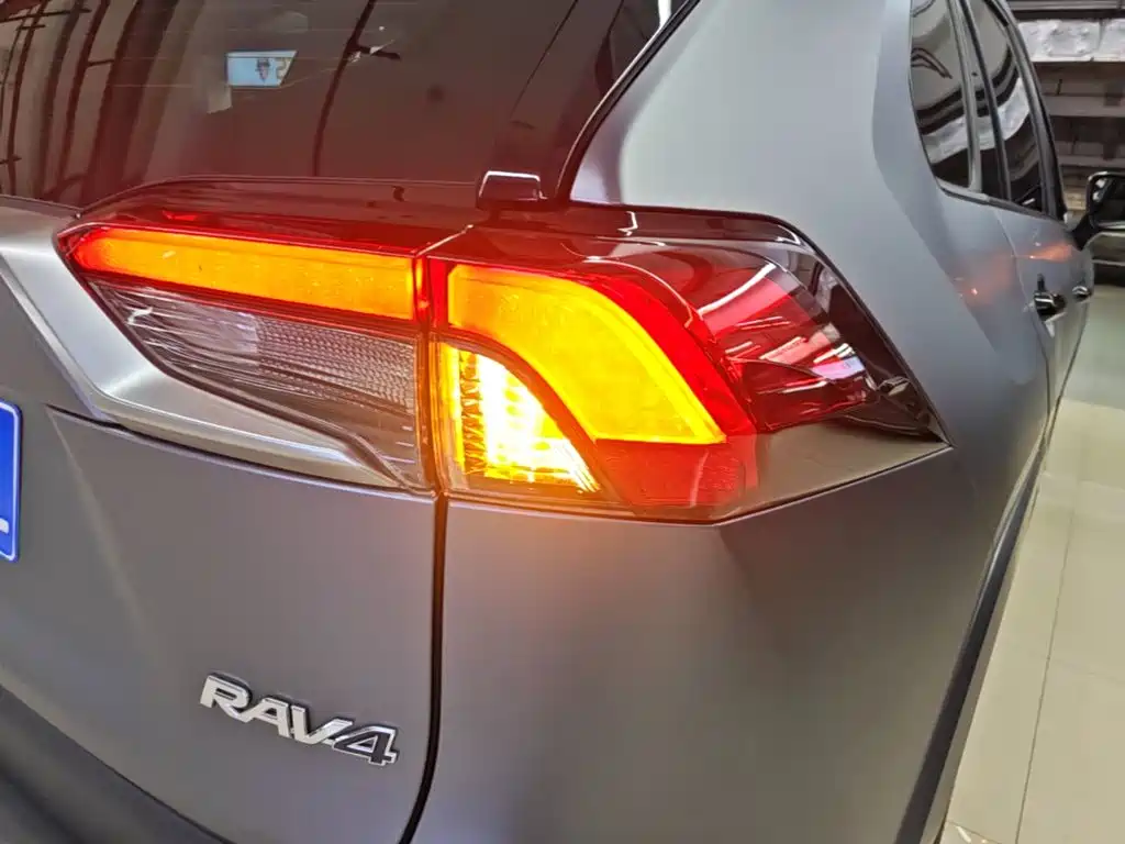 Toyota RAV4 — фото 8