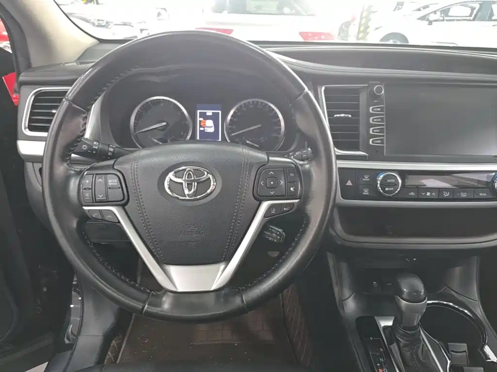 Toyota Highlander — фото 11