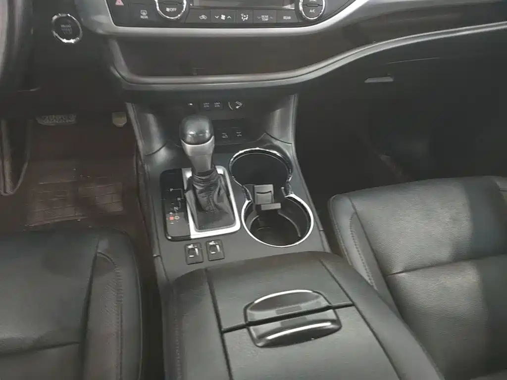 Toyota Highlander — фото 14