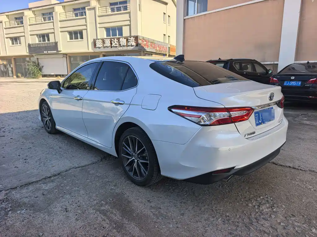 Toyota Camry — фото 5