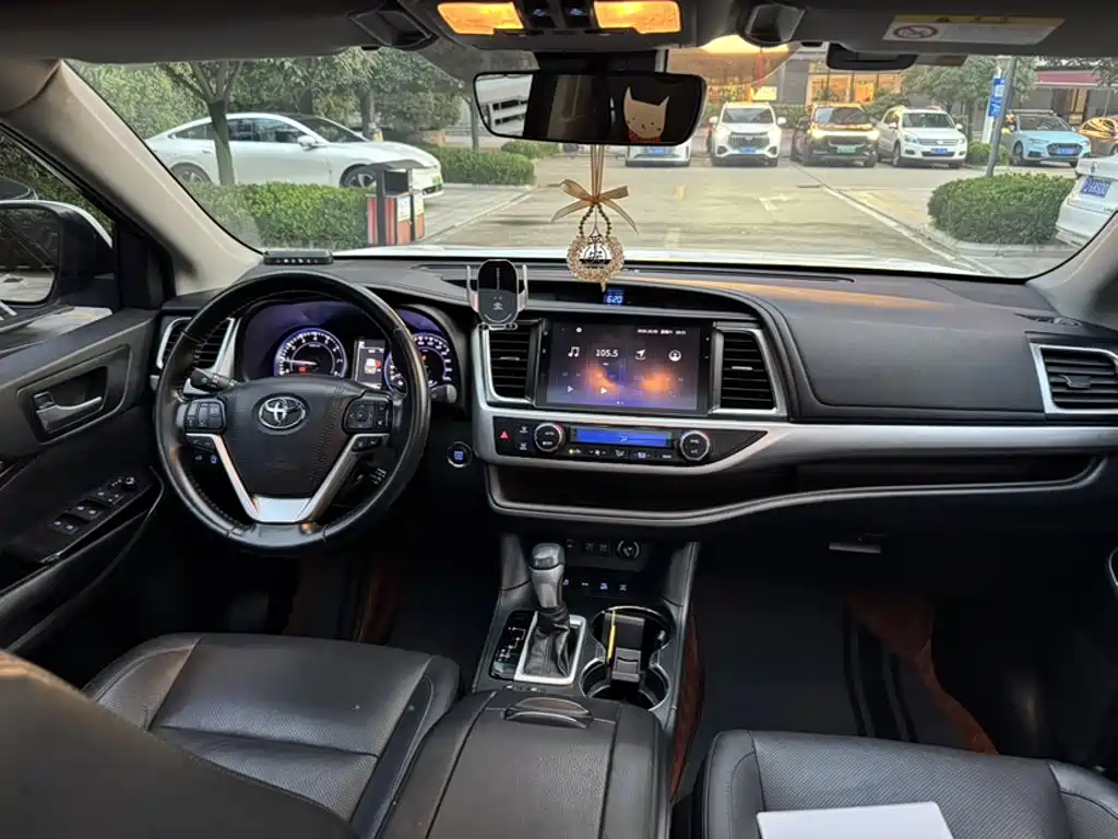 Toyota Highlander — фото 11