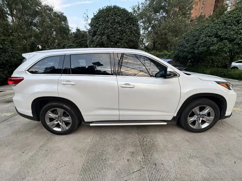Toyota Highlander — фото 6