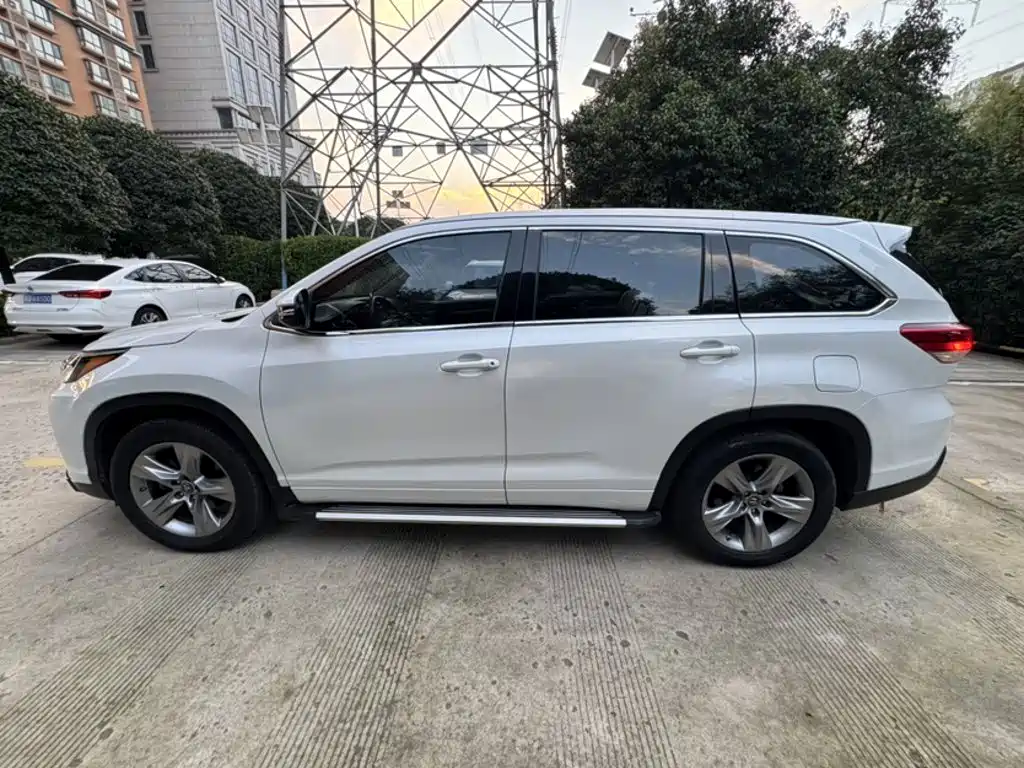 Toyota Highlander — фото 7