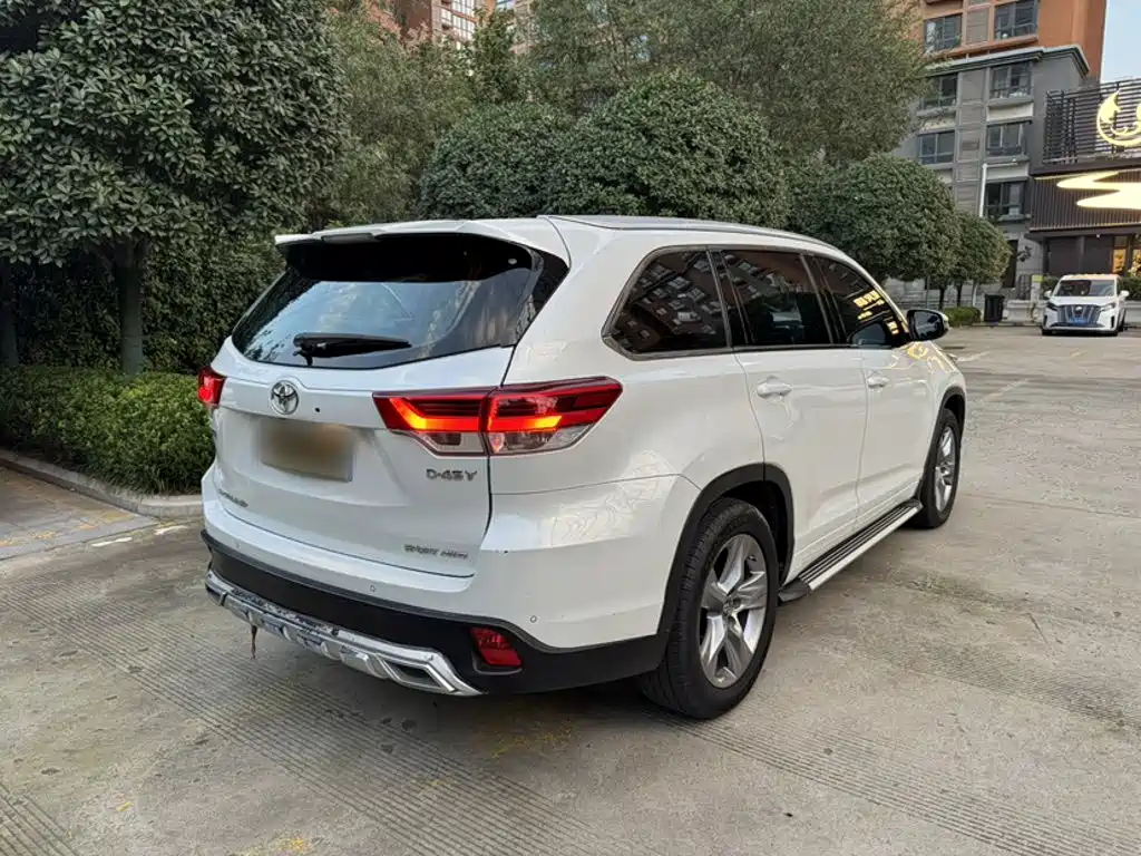 Toyota Highlander — фото 10