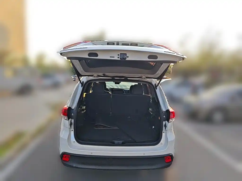 Toyota Highlander — фото 10