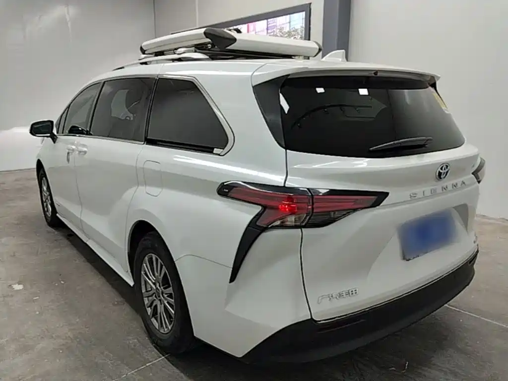 Toyota Sienna — фото 5