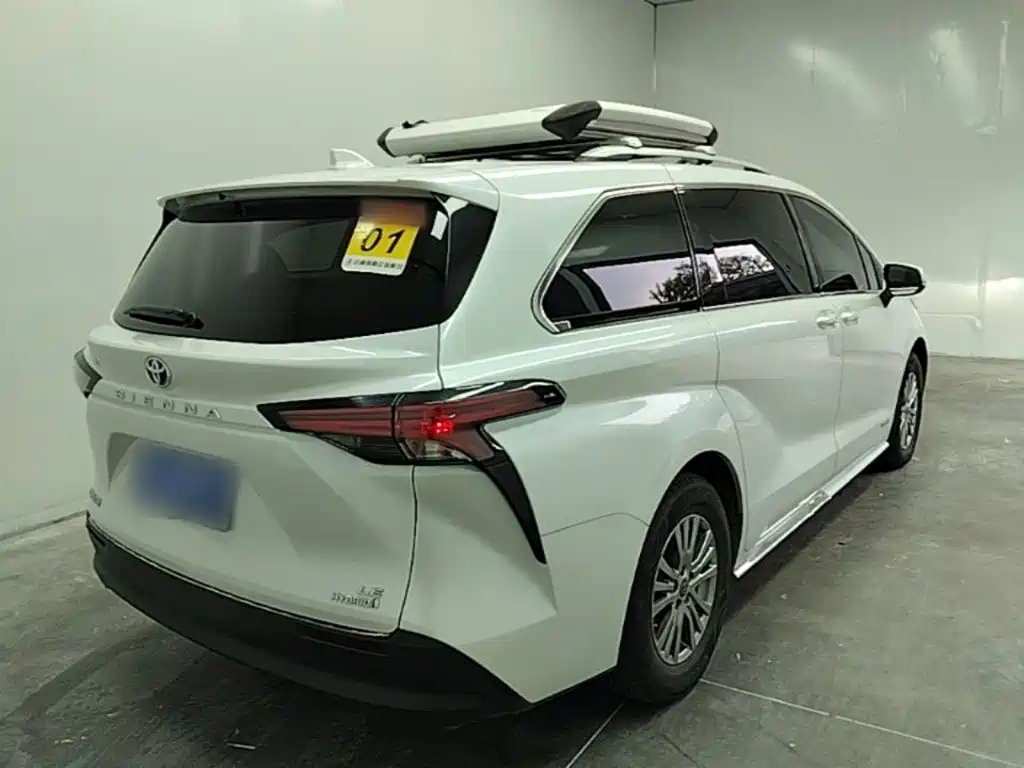 Toyota Sienna — фото 7