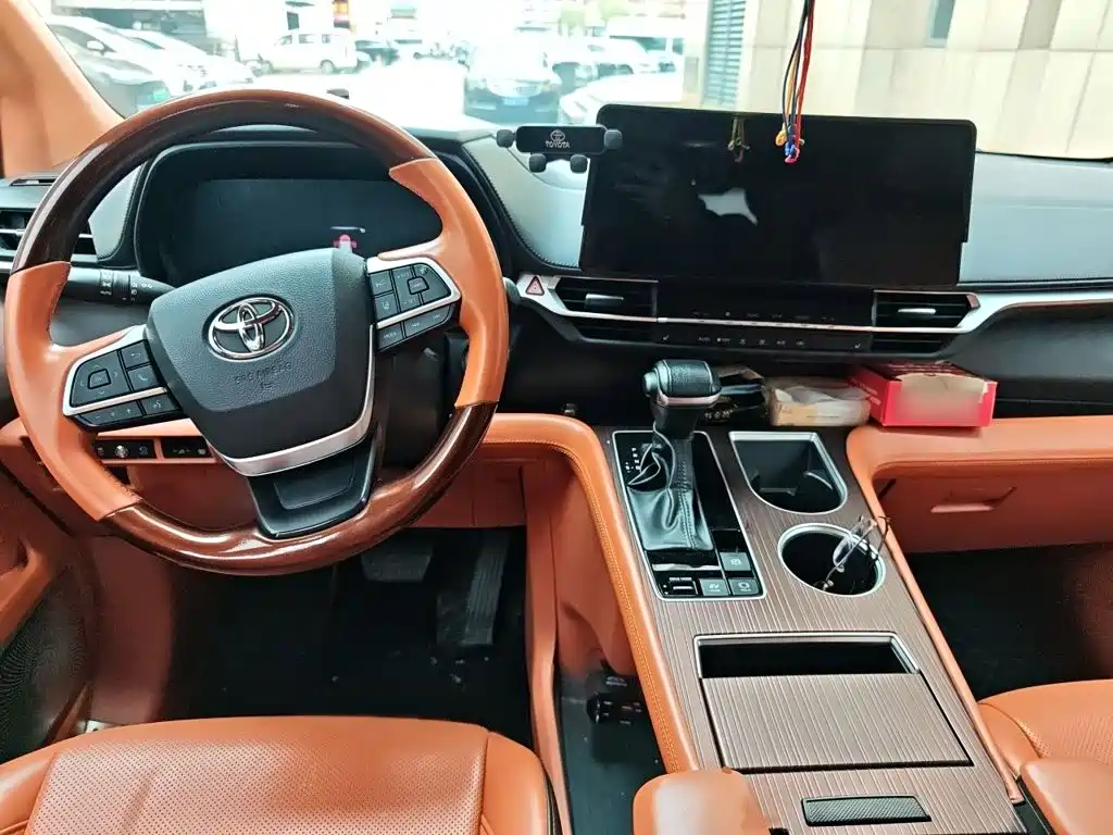 Toyota Granvia — фото 13