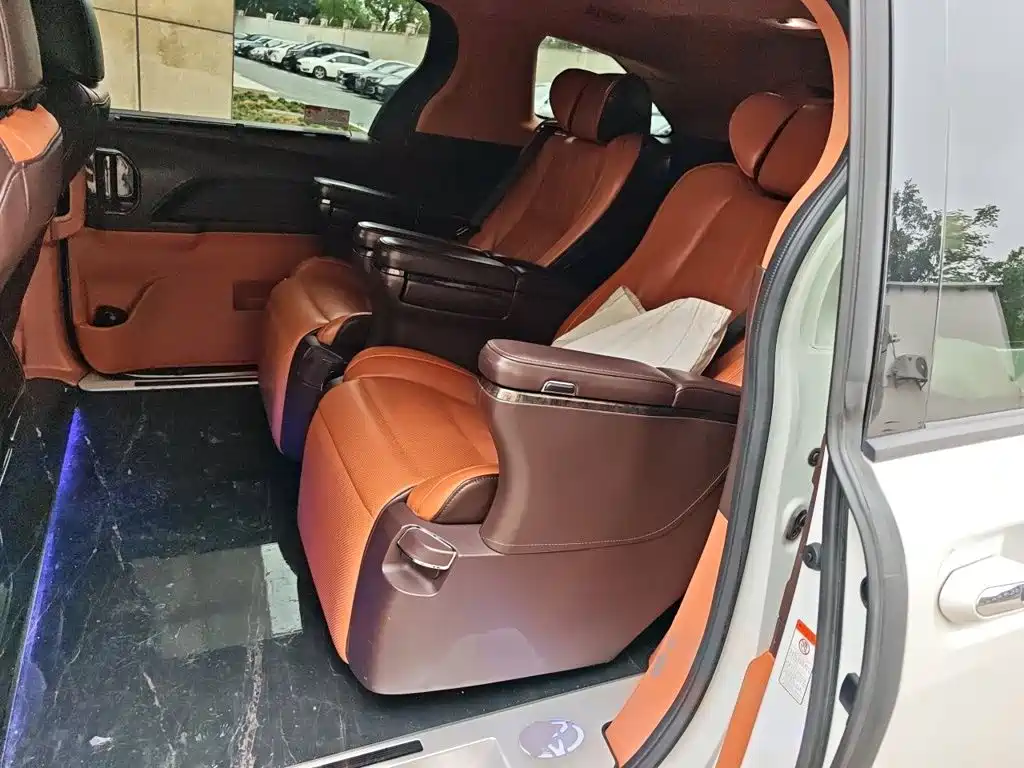 Toyota Granvia — фото 15