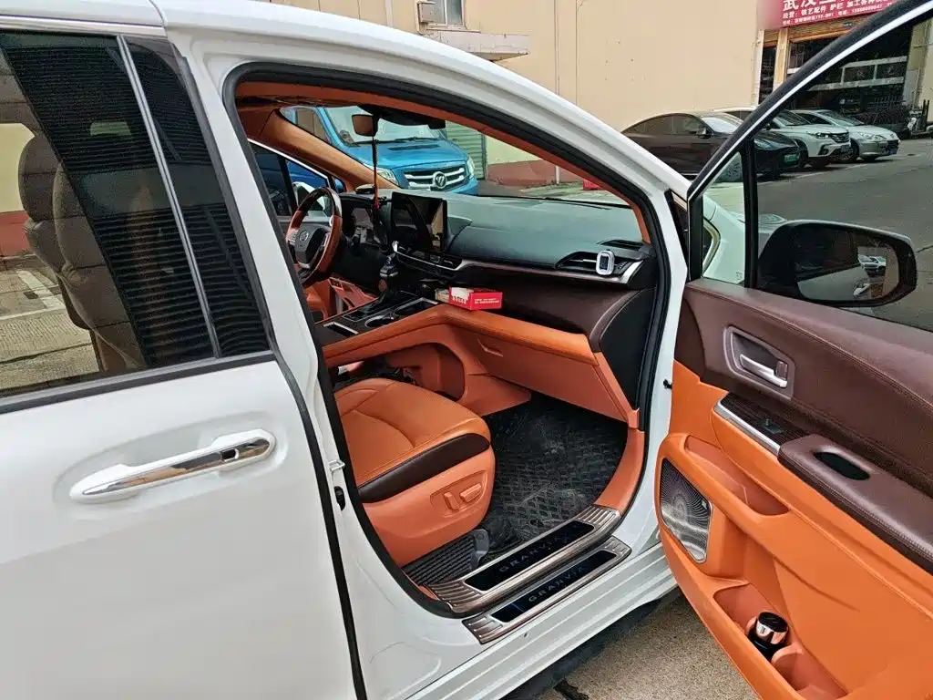 Toyota Granvia — фото 18