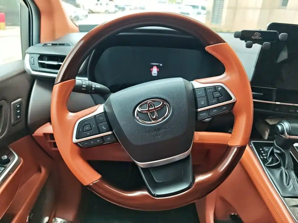 Toyota Granvia — фото 3