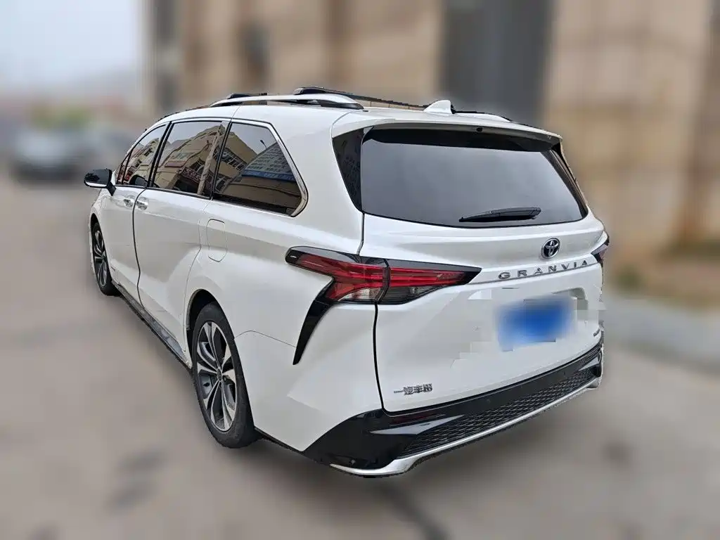 Toyota Granvia — фото 25