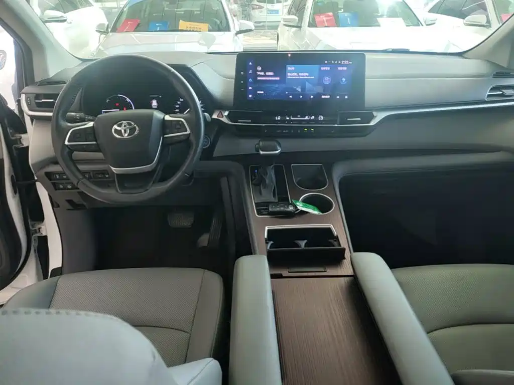 Toyota Granvia — фото 10