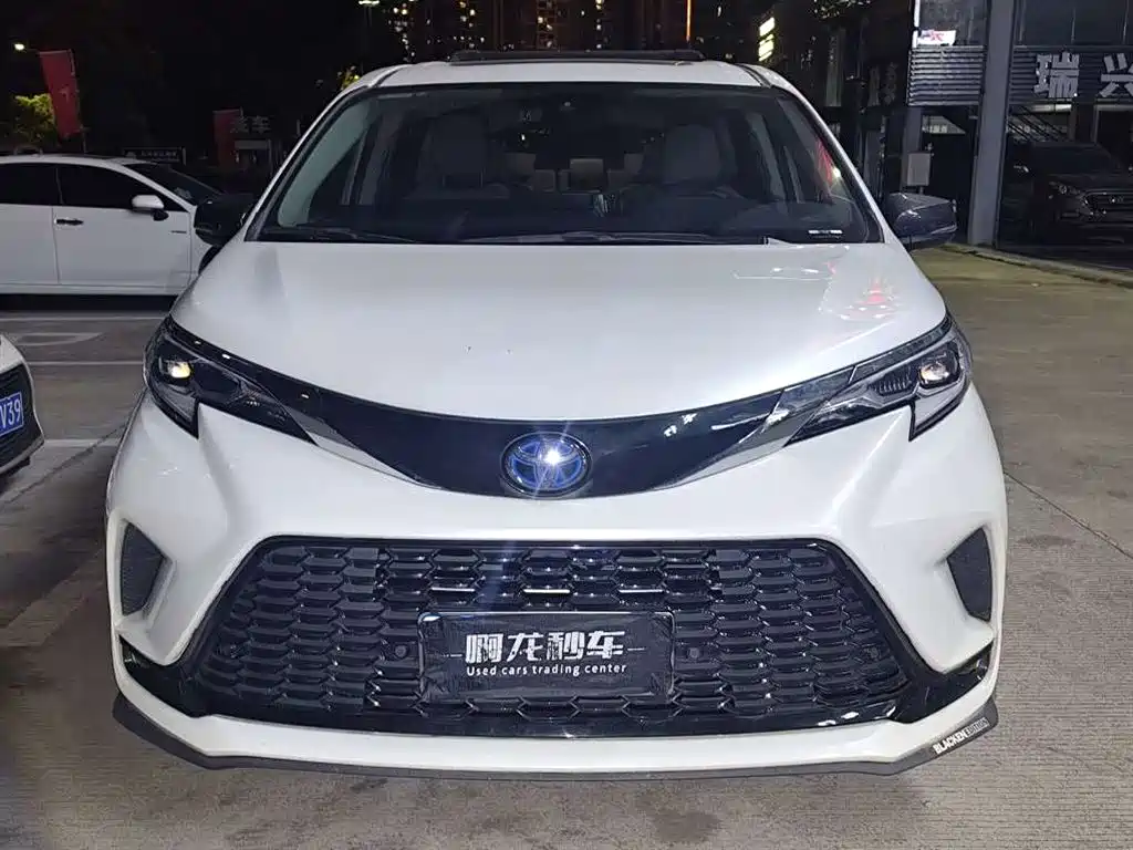 Toyota Sienna — фото 2