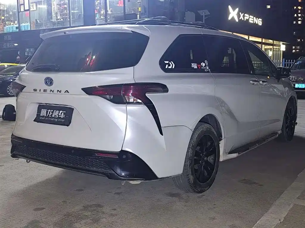 Toyota Sienna — фото 9