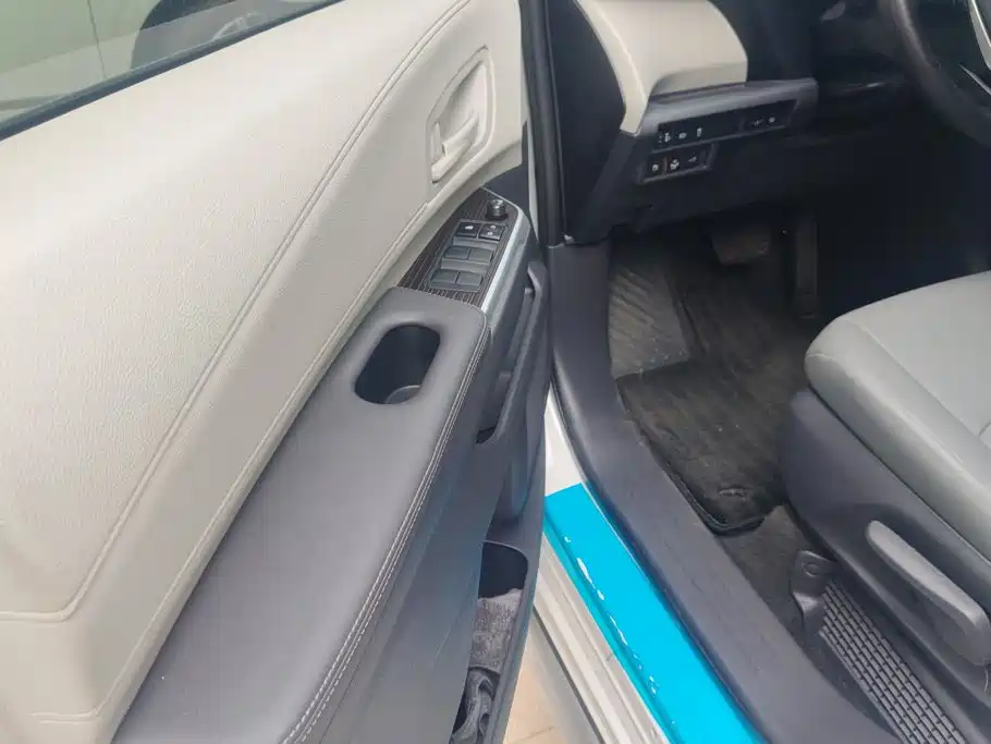 Toyota Granvia — фото 7