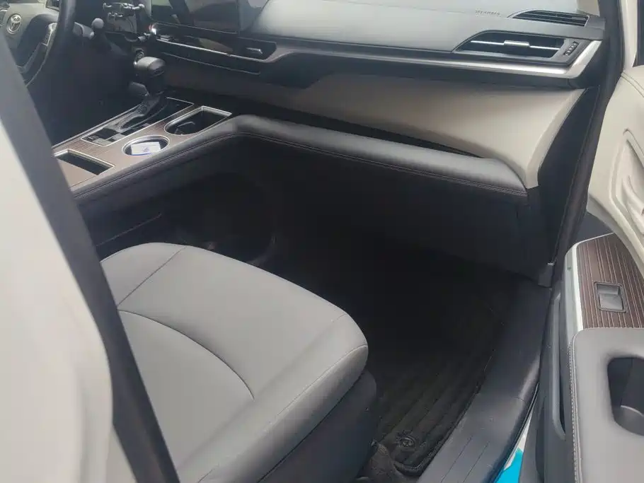 Toyota Granvia — фото 8