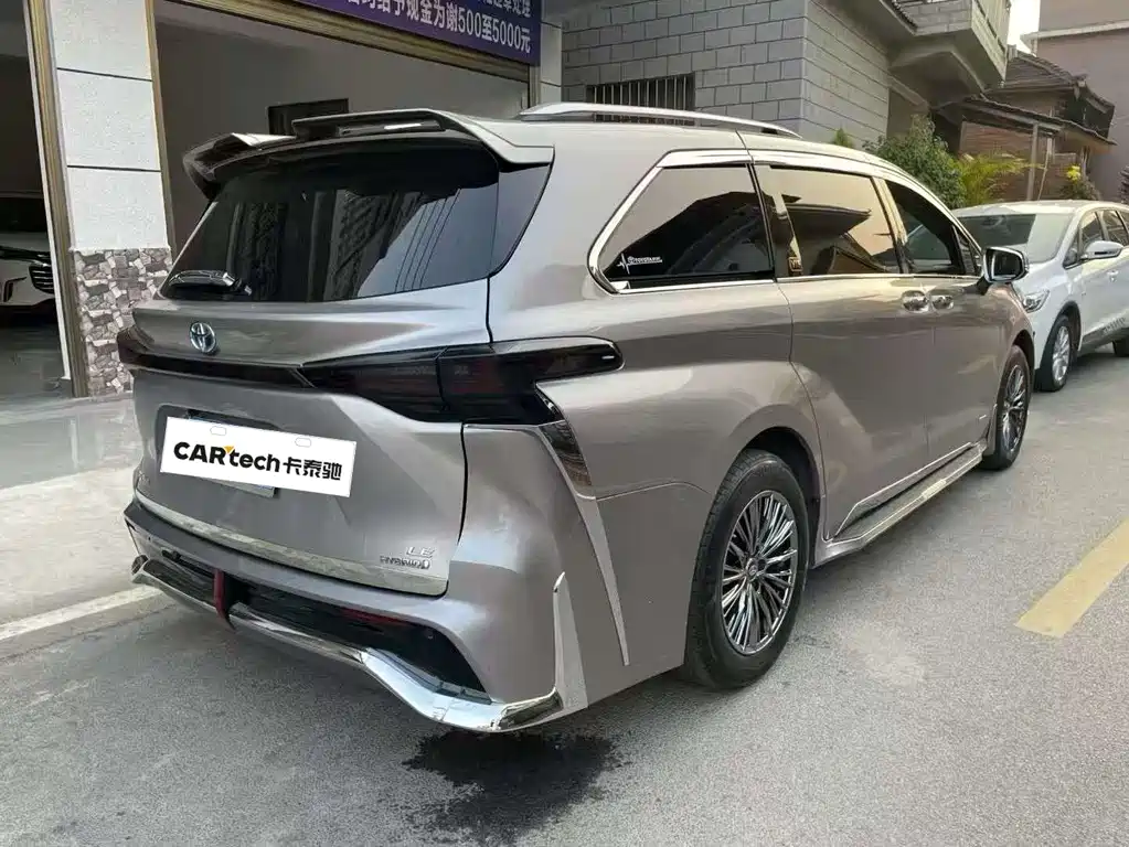 Toyota Sienna — фото 3